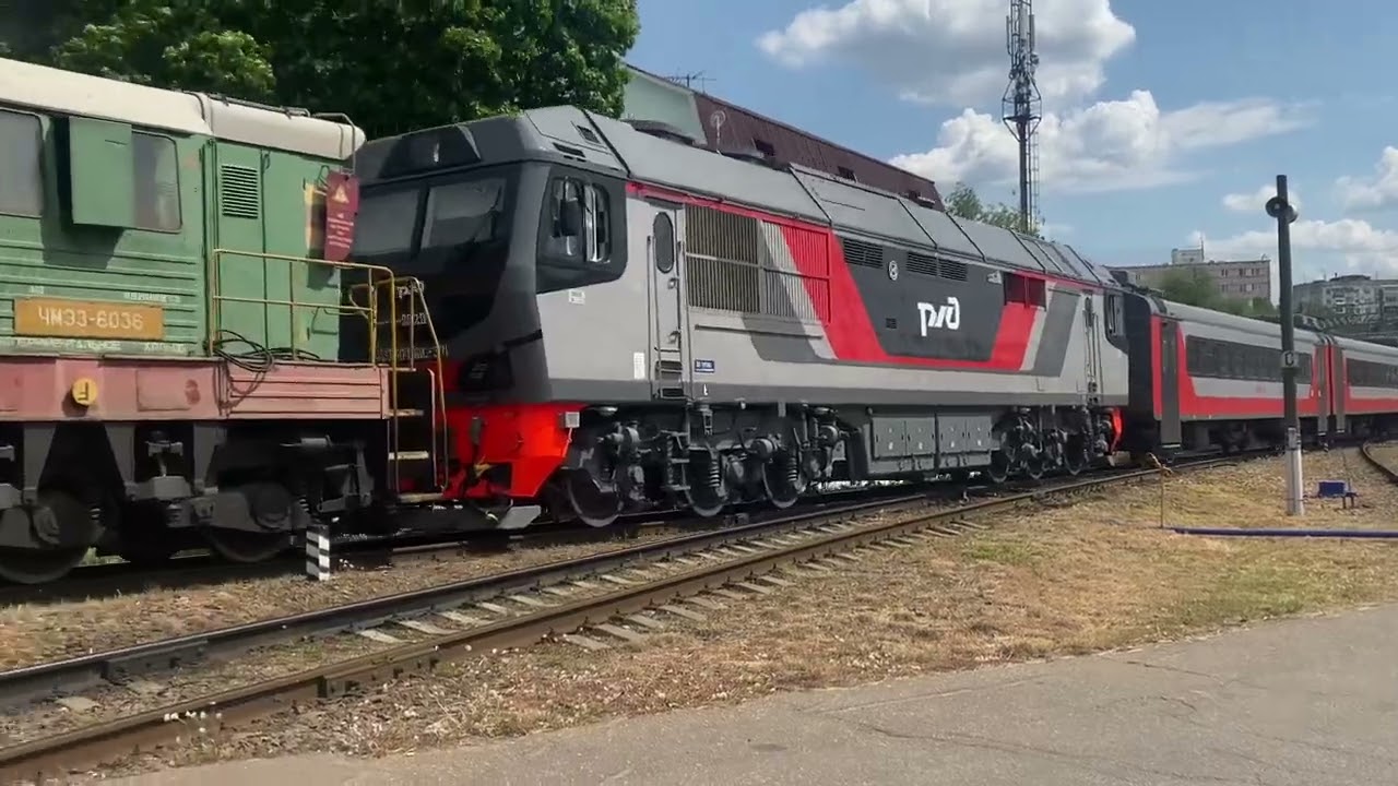 Тепловоз ЧМЭ3-6036 с тепловозом ТЭП70БС-371-ДП2Д-0001 на подъездном пути на ЭК ВНИИЖТ в Щербинке