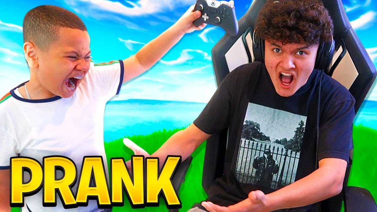MY LITTLE BROTHER DESTROYS FAZE JARVIS CONTROLLER PRANK!!! *INSANE REACTION* HE WAS SO MAD! FORTNITE