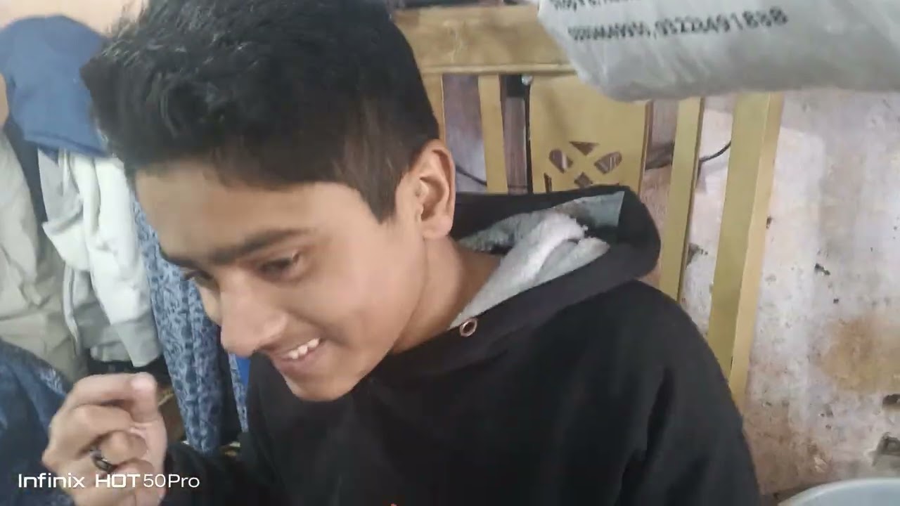 Gyz gujar washroom ma sammosy kahta pakhra gaya 🤣😂🤣😂🤣🤣😂