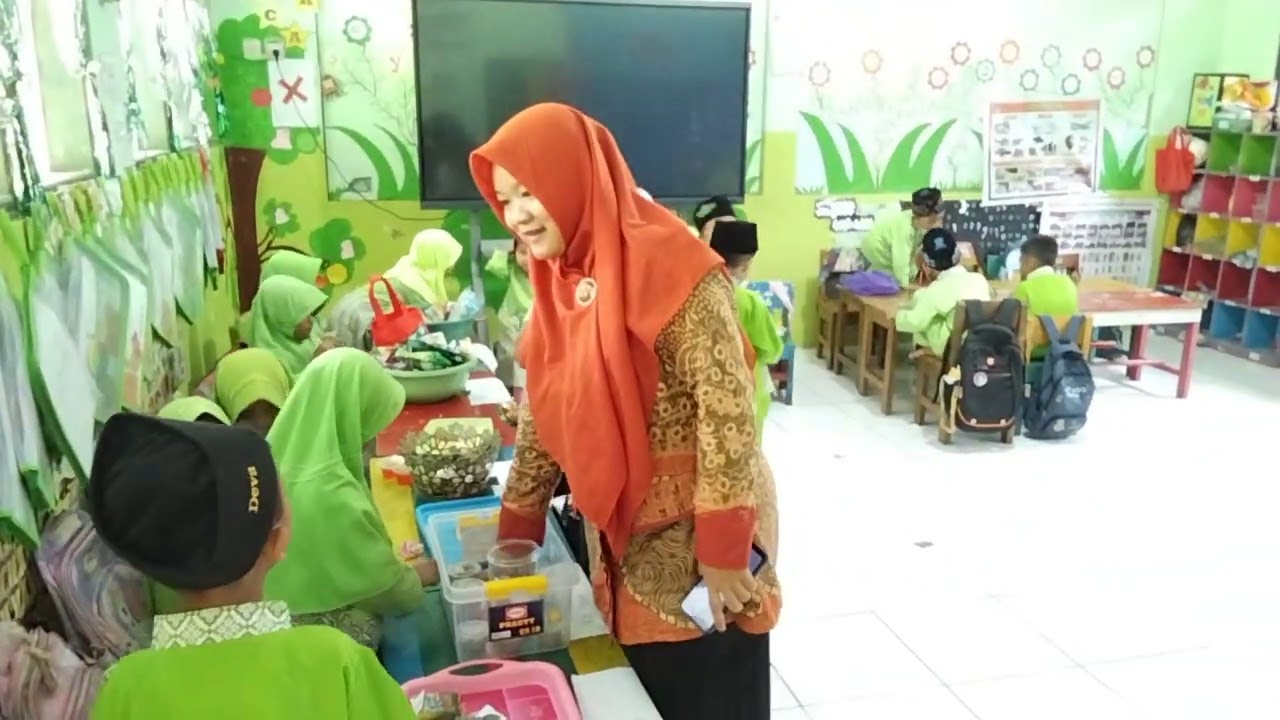 Bermain drama praktek jual beli di pasar 
