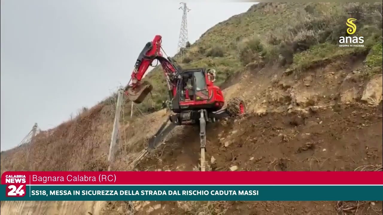 SS18 a Bagnara Calabra, in azione il “ragno” escavatore per la messa in sicurezza della strada dal…