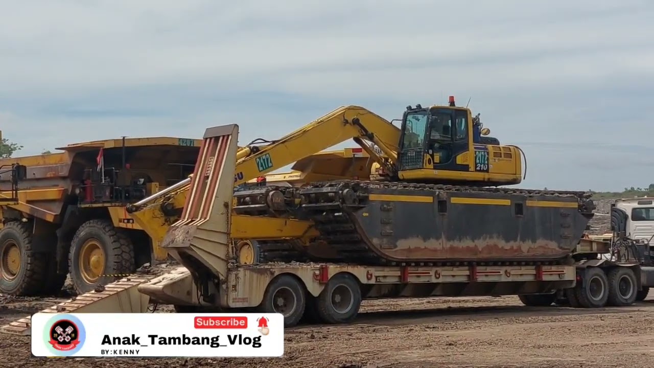Cara Excavator Amphibi PC 210 menaiki Trailer Lowboy