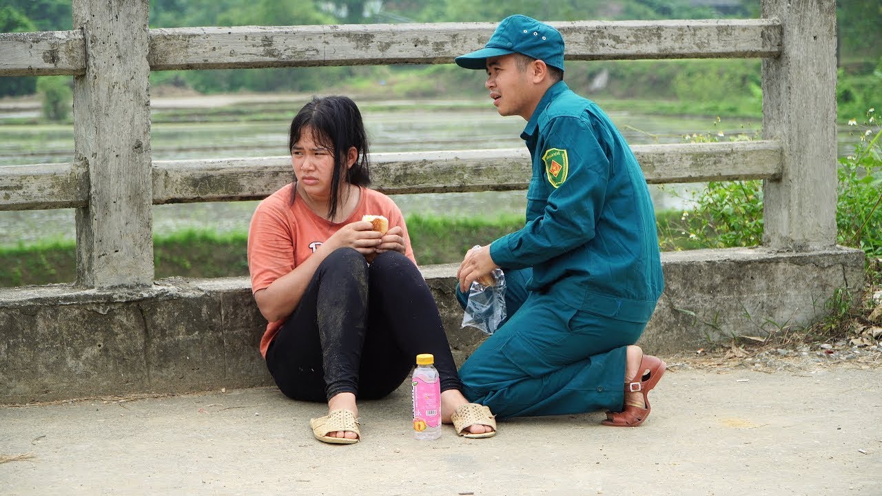 Police and citizens help a desperate single mother who has lost her child – will she find her child?