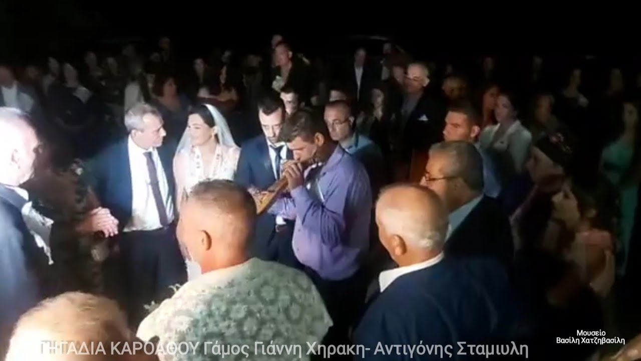 Πηγαδια Καρπάθου Ο γάμος του Γιάννη Γ. Χηράκη με την Αντιγόνη Χ. Σταμουλη πριν μπουν στην εκκλησία