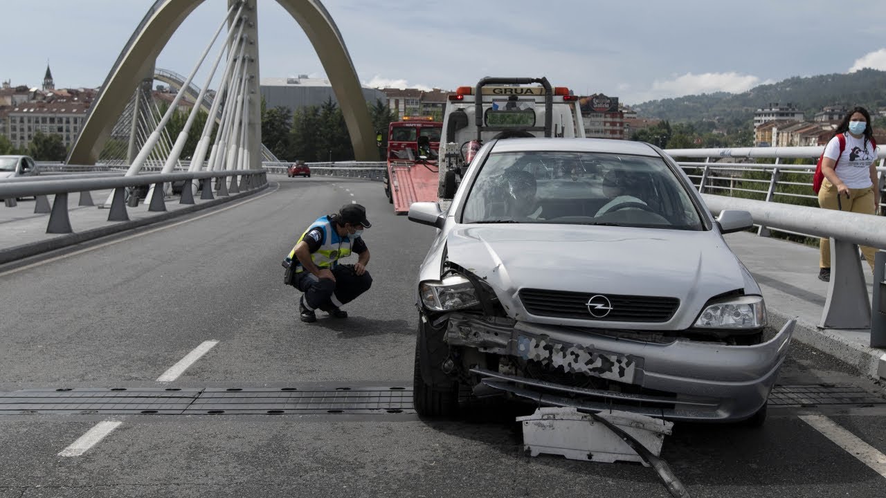 Accidentes de tráfico en Ourense: aparatosa salida de vía en el Puente del Milenio