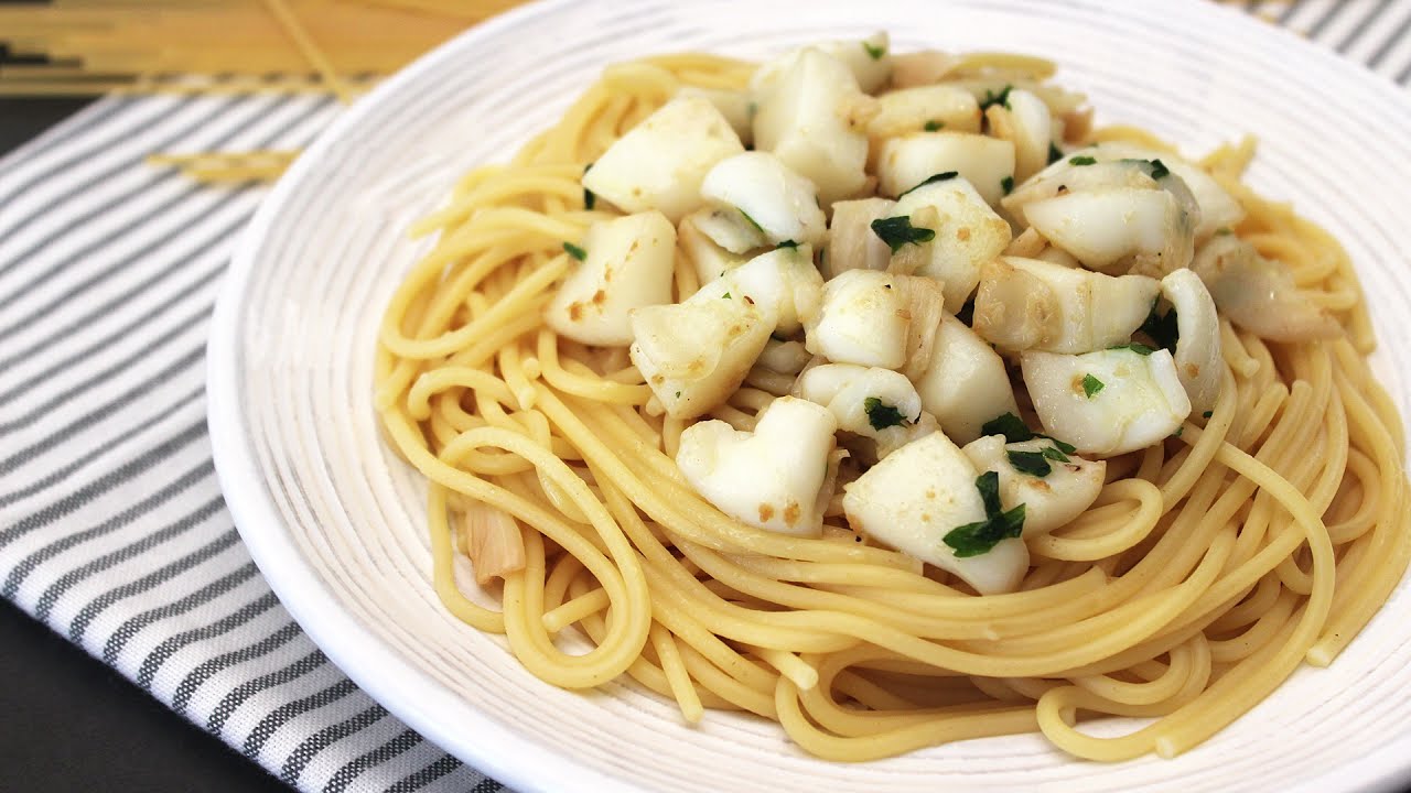 Espaguetis o pasta con sepia al ajillo
