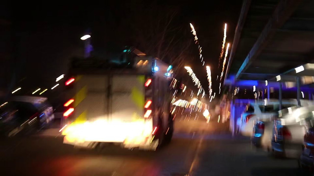 Brandv&aelig;sen angribes med fyrv&aelig;rkeri og bomber&oslash;r i Albertslund