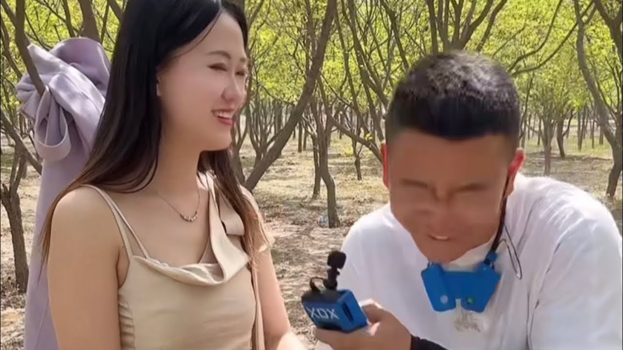元帅户外搞笑撩情侣      偷情