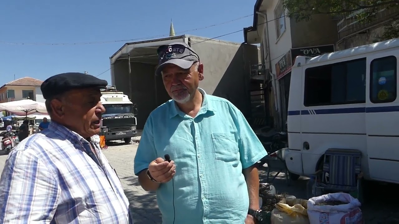 YESILOVA PAZARINDA ECZANECI HALUK AGBI ILE KASABAMIZIN GARIBANI ALLES ILE AYAKÜSTÜ SOHBETIMIZ.