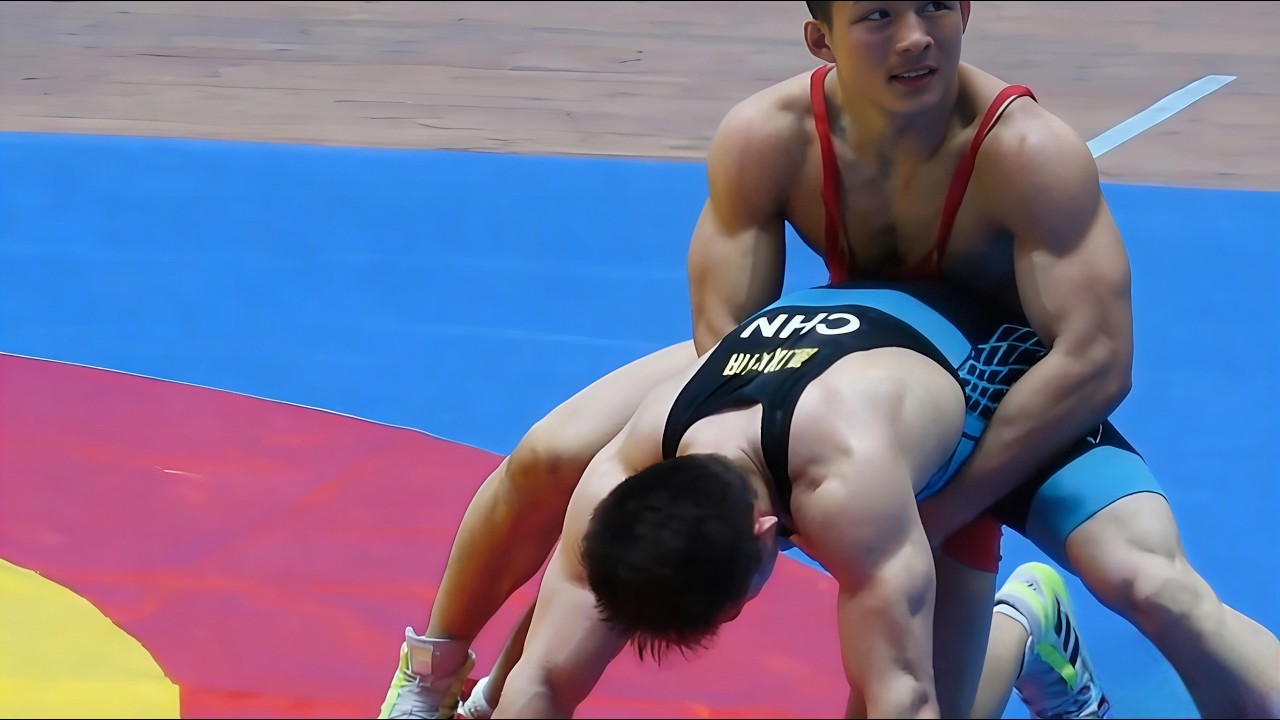A handsome and strong Chinese wrestler with perfect muscles.😍