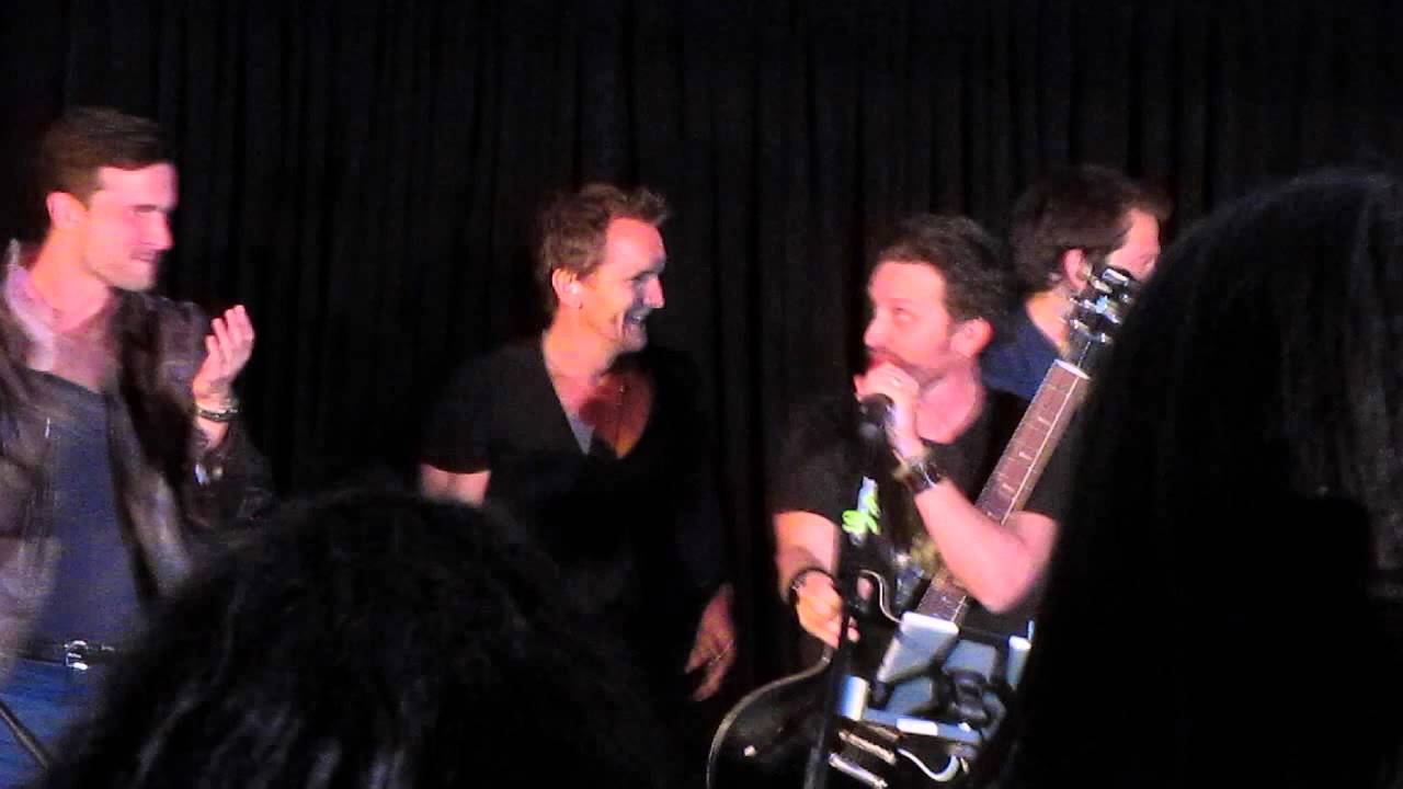 DCCon Cabaret - Rob almost kisses Misha Collins. Again.