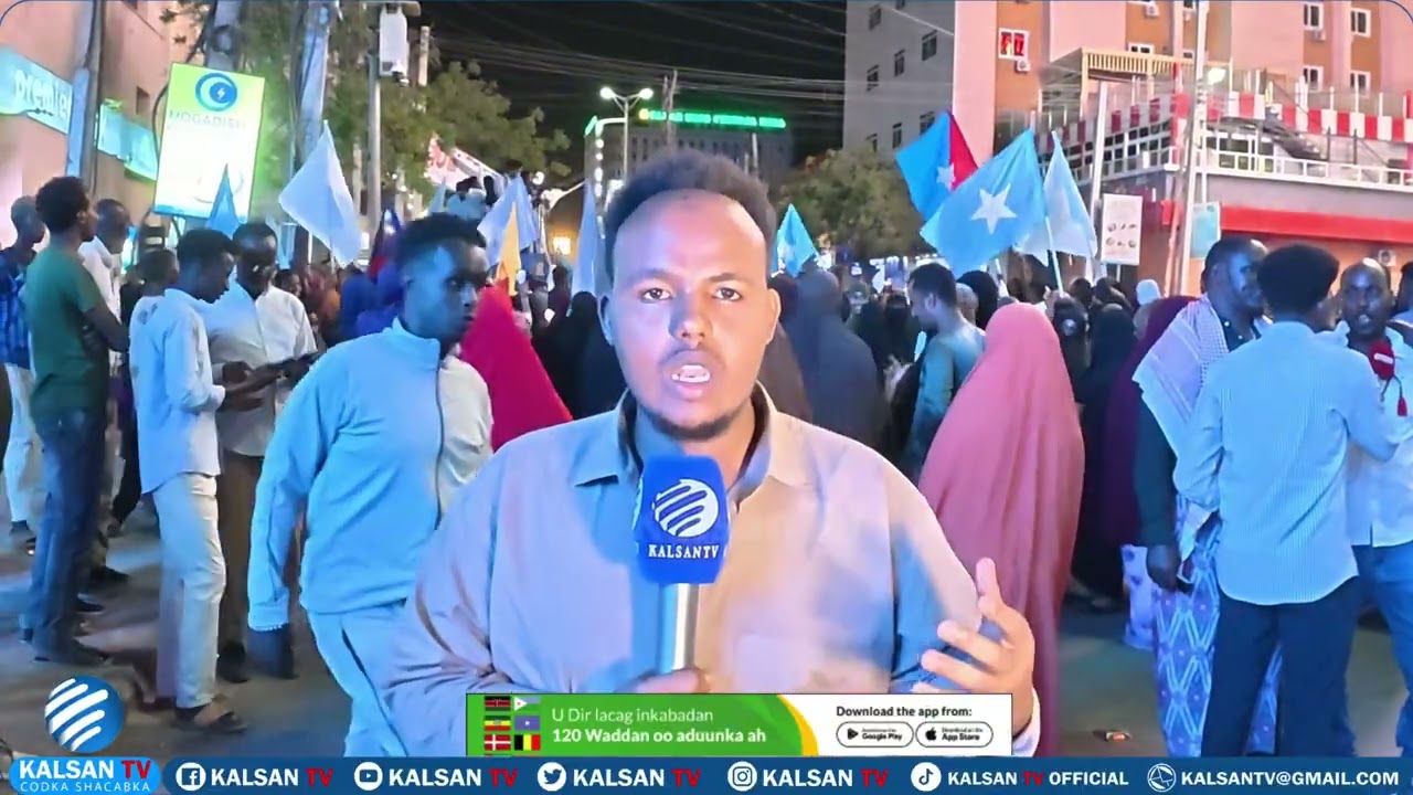 Shacabka Muqdisho oo dhigaya banaanbaxyo lagu taageerayo dhamaystirka Dastuurka Soomaaliya.