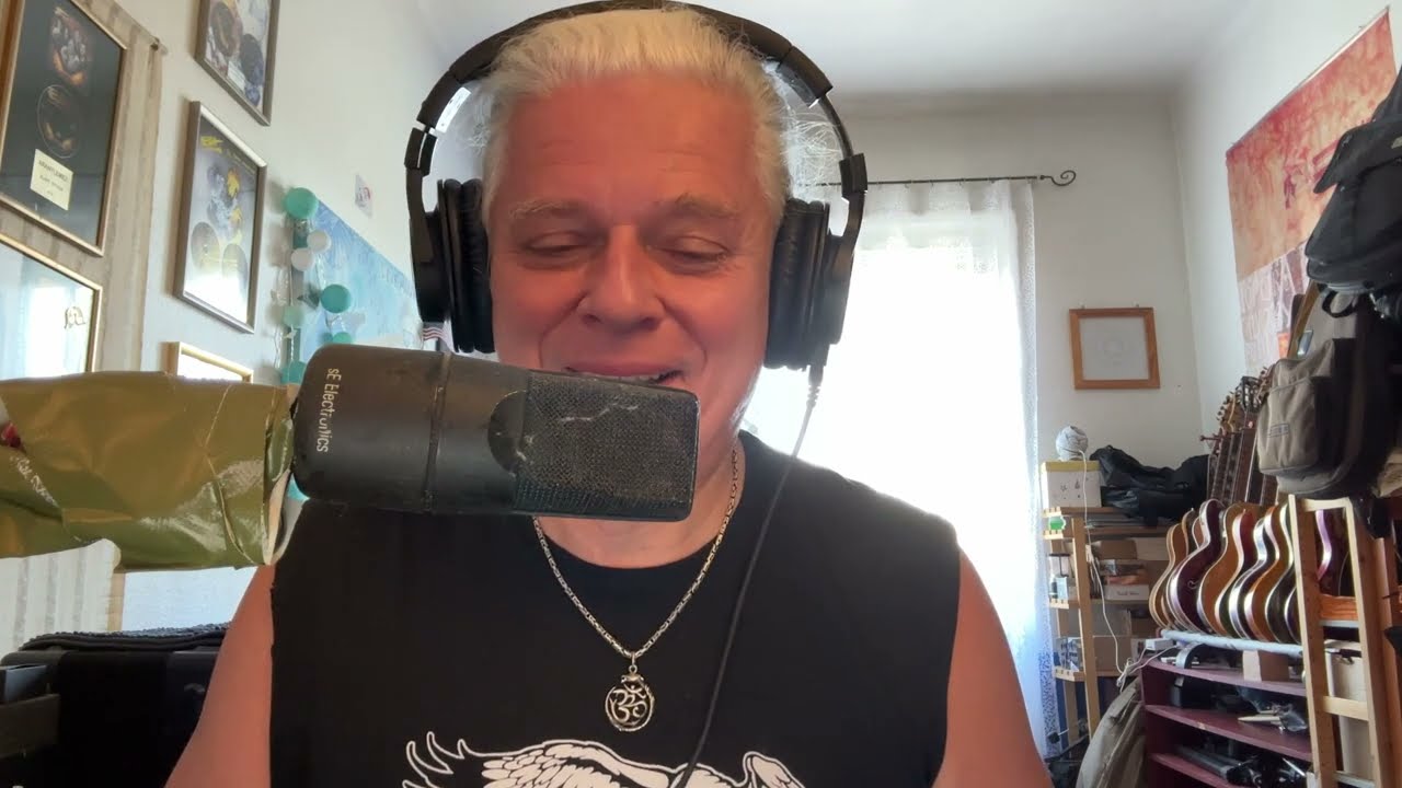 Istvan Alapi sings Heat Of The Moment  ( Asia )