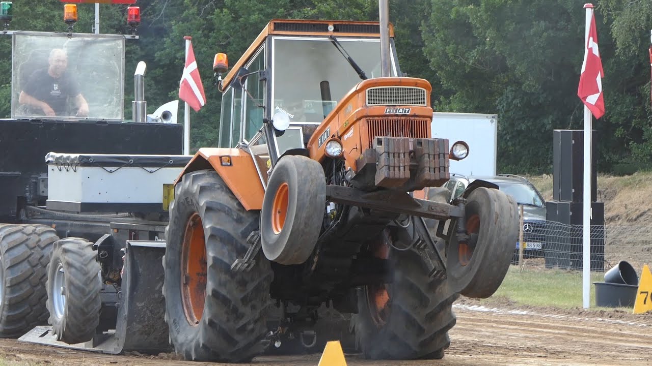 Landbrugs Klasse 2 at Lyngså Trækket 2021 | Wild Farming Tractors doing Tractor Pulling