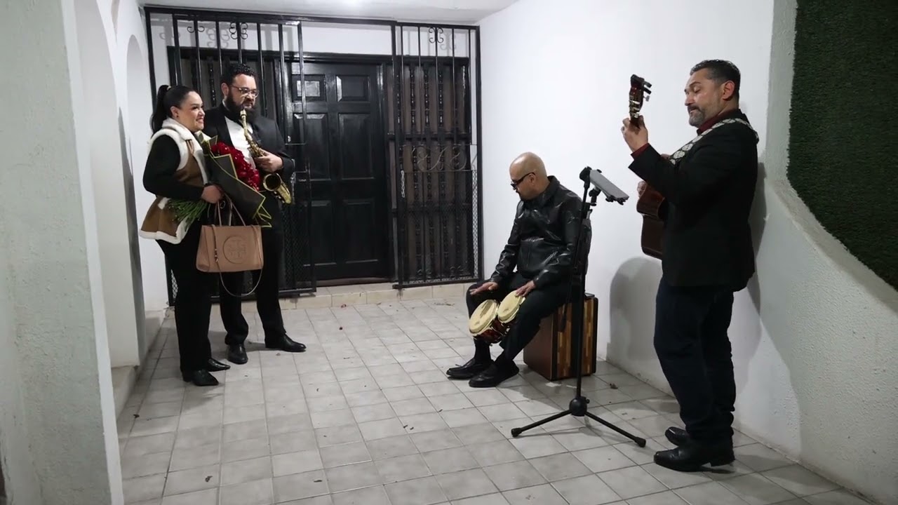 Serenata De Pakirri Folk-Jazz Trio a su novia por San Valentín