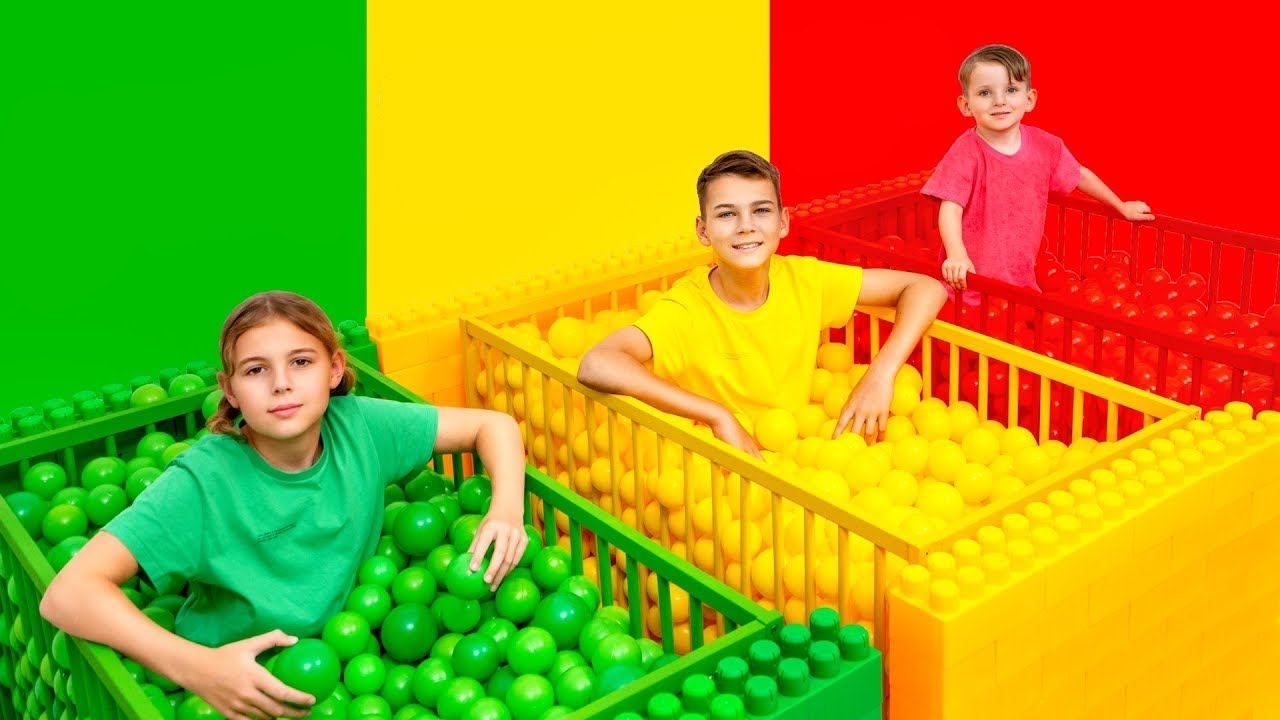 Wielokolorowe ł&oacute;żeczka dla lalek 😍 Vania i Mania opiekują się lalkami | Wyzwanie dla dzieci