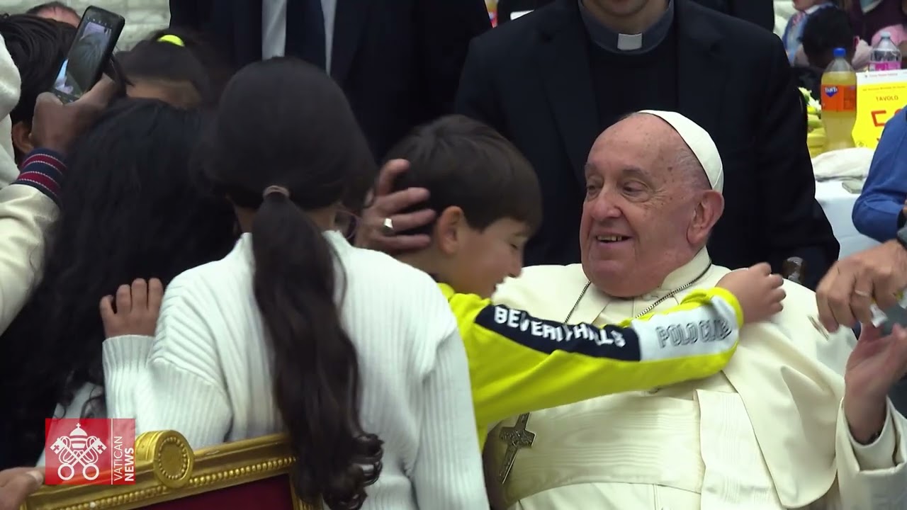 Il tuo sorriso pieno di misericordia e speranza. Omaggio a Papa Francesco