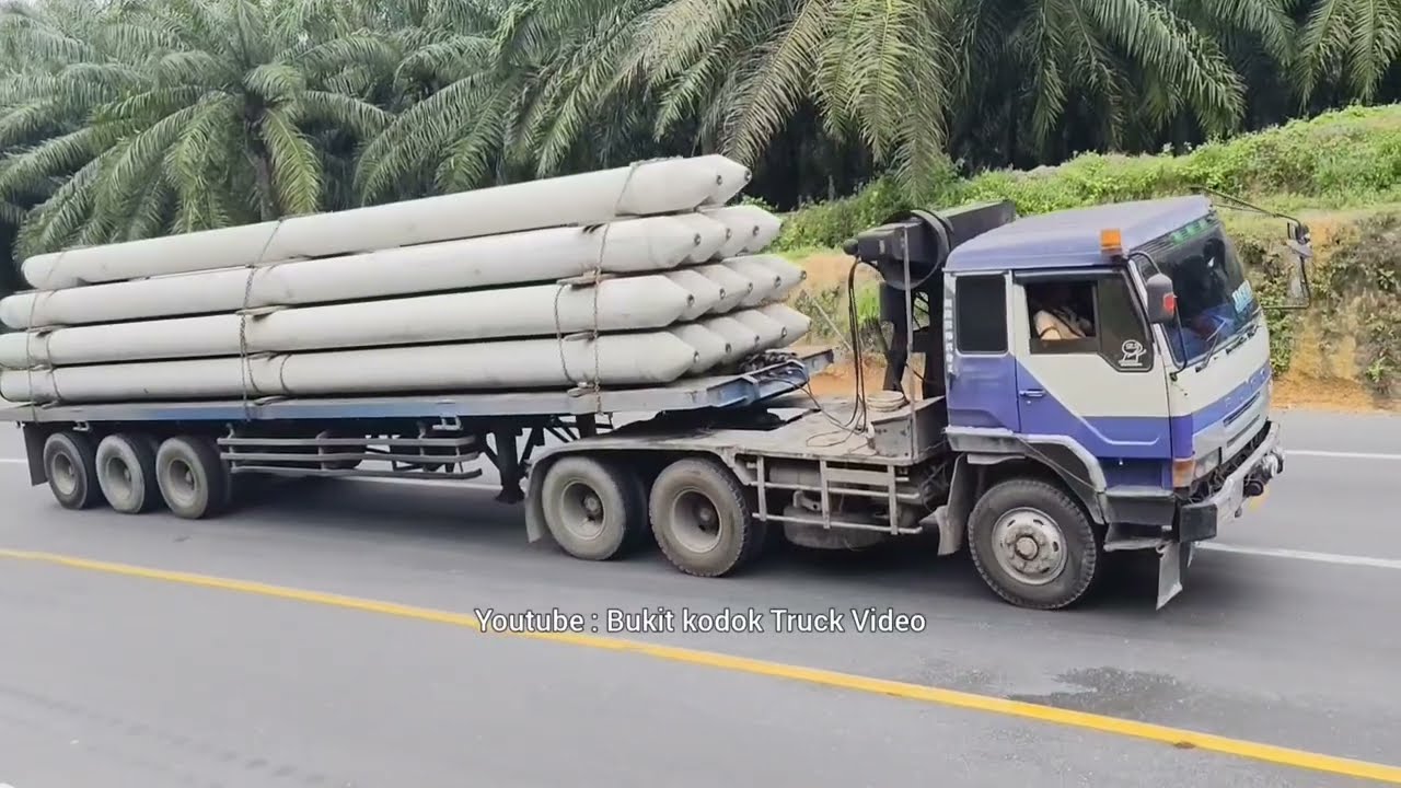 Truk Trailer Megap Loncat Loncat Berasap Tebal Di Bukit kodok