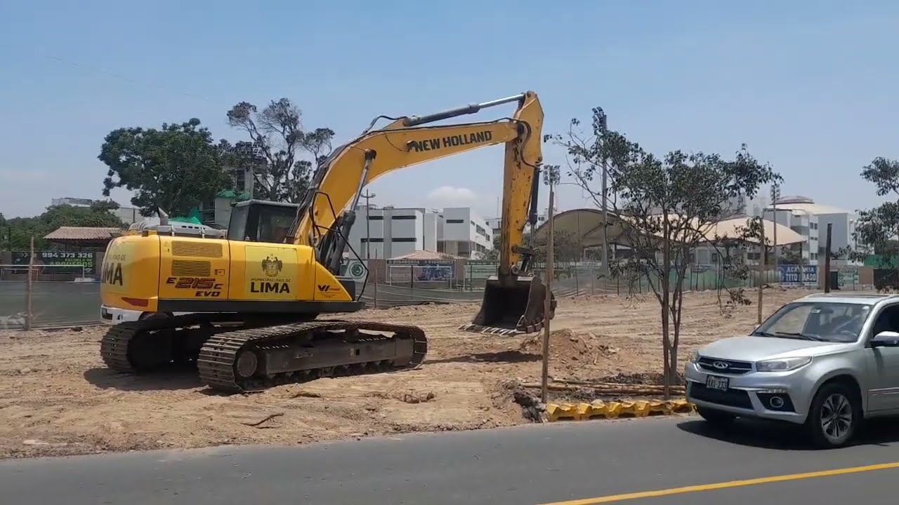 Continuan los trabajos por el Colegio Hiram Bingham. Ampliacion de la Via Expresa Sur en Surco.