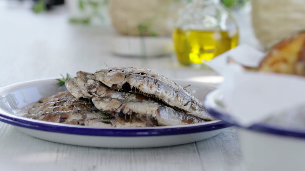 Σαρδέλες στη σχάρα μαριναρισμένες με Σκόρδο ξύσμα Λεμονιού και φρέσκο Θυμάρι σερβιρισμένες με Τσιπς