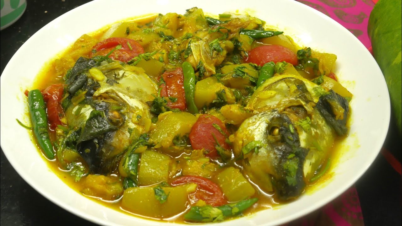 রুই মাছের মাথা দিয়ে লাউ তরকারি। লাউ মাছ। Rui macher matha diye lau। Rohu Fish Head with Bottle Gourd