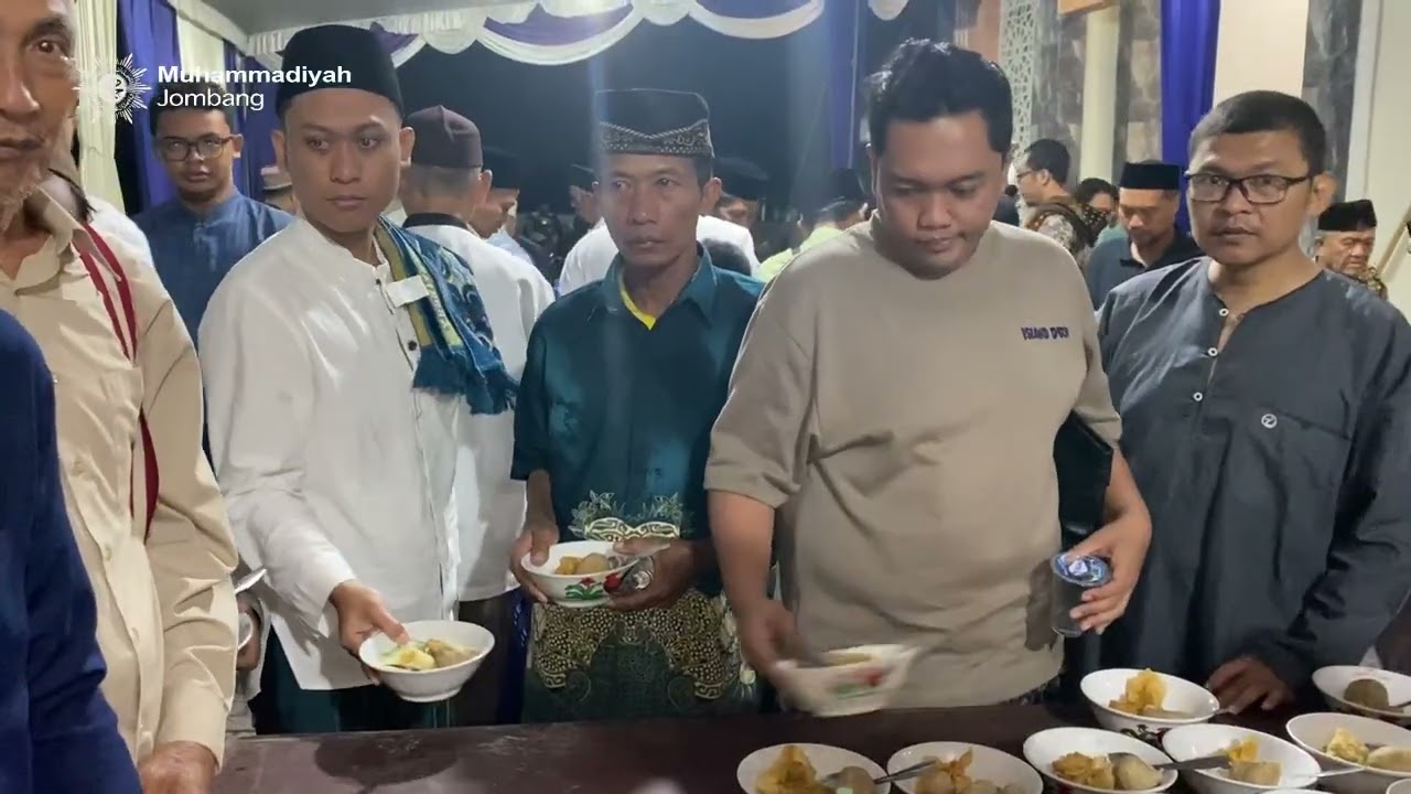 Sajian Bakso Gratis Hangatkan Suasana Tarawih Perdana di Masjid KH Ahmad Dahlan Jombang