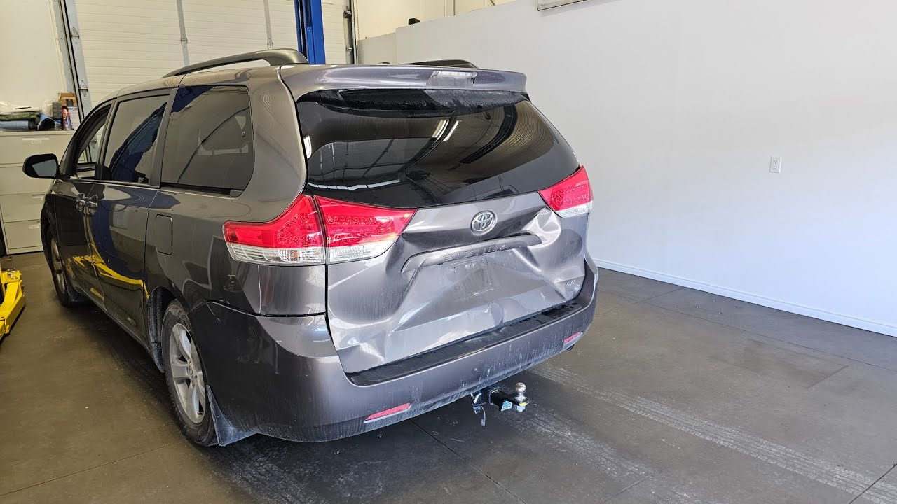КАК ЗАМЕНИТЬ (САМОСТОЯТЕЛЬНО) ДВЕРЬ БАГАЖНИКА НА TOYOTA SIENNA 2011–2020 ГОДОВ.
