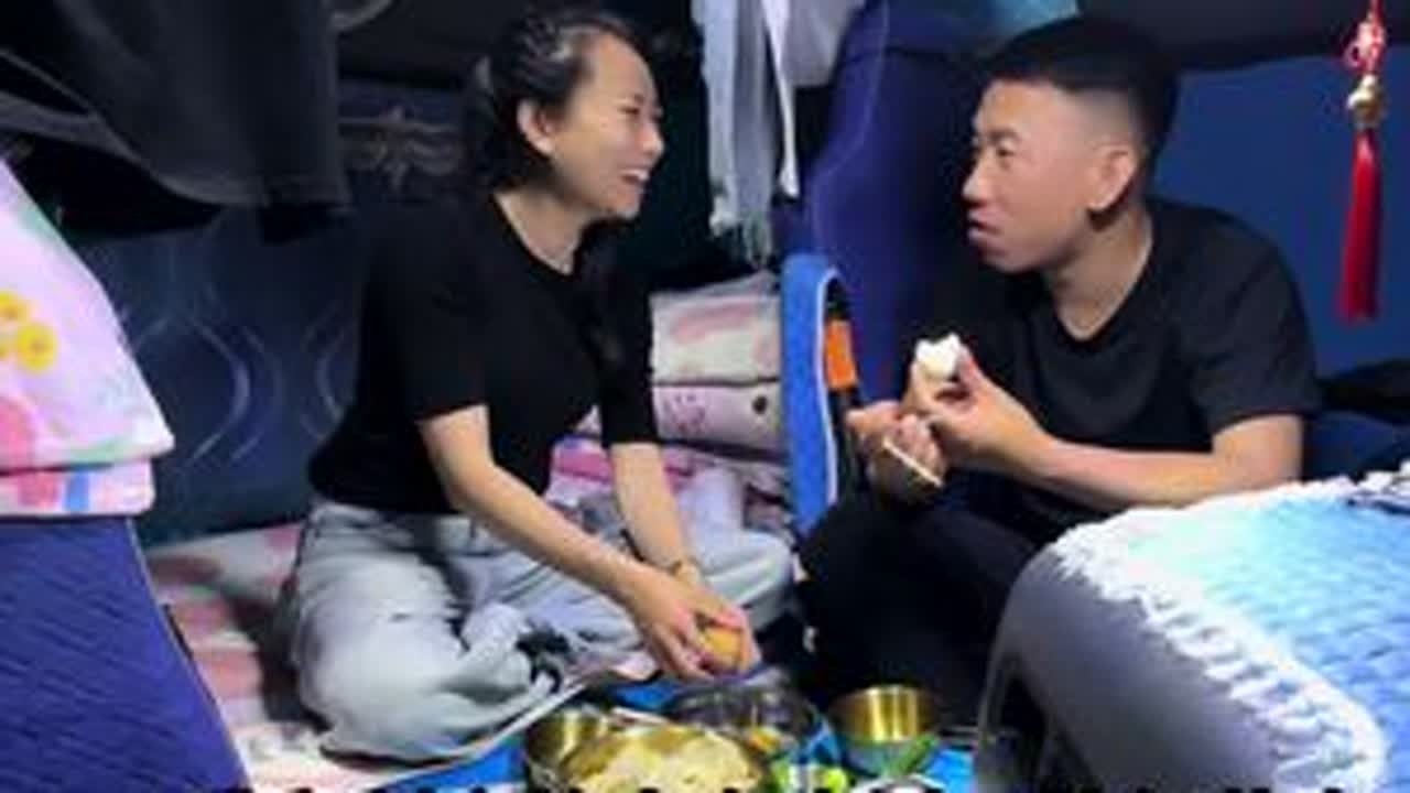 我和刘宝的卡车生活，端午节我和刘宝过成了劳动节，累并快乐着，感谢大家支持，感恩遇见！#三农 #记录卡车生活 #记录真实生活 #夫妻日常 #日常vlog @抖音小助手