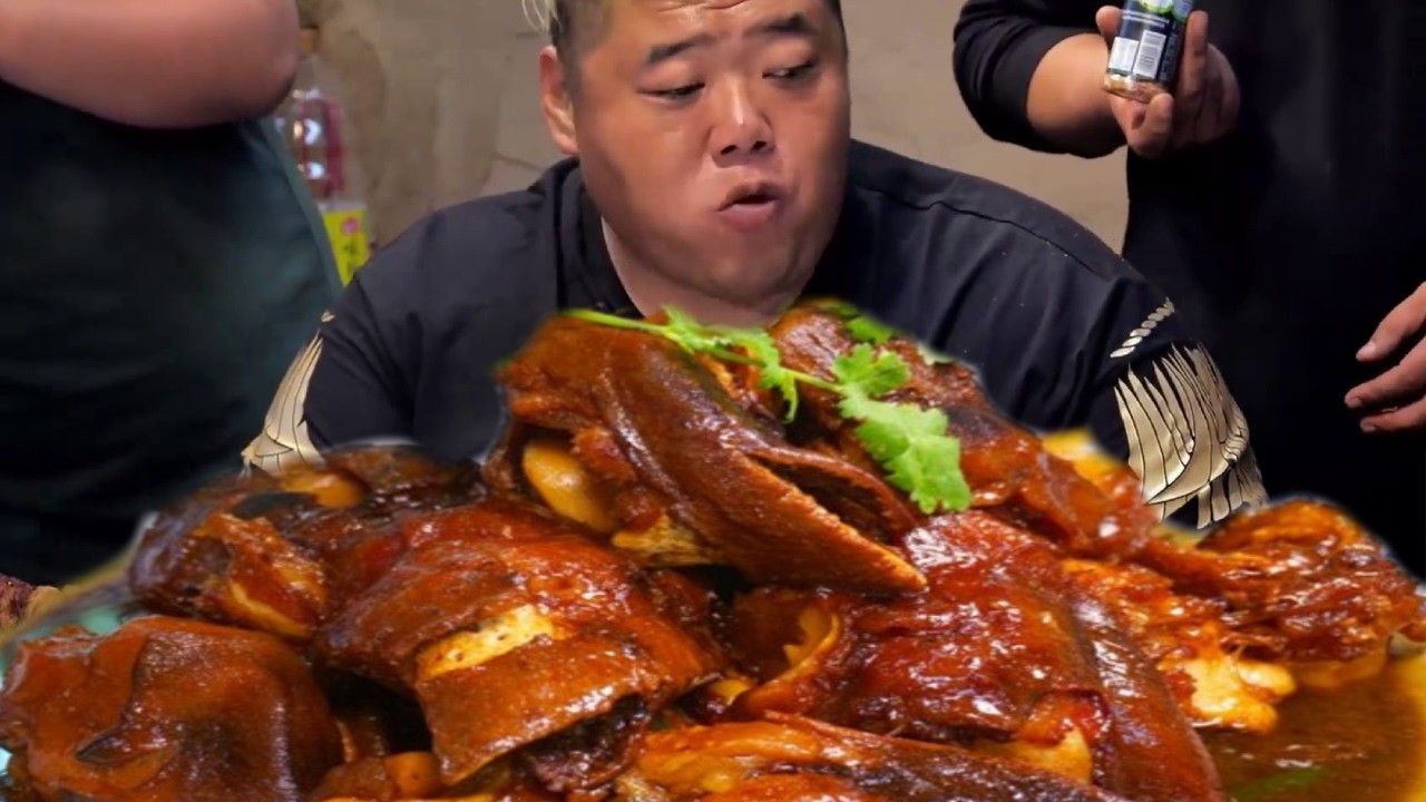 Brother Monkey bought three beef legs to stew and eat, and he ate them by directly gnawing on them.