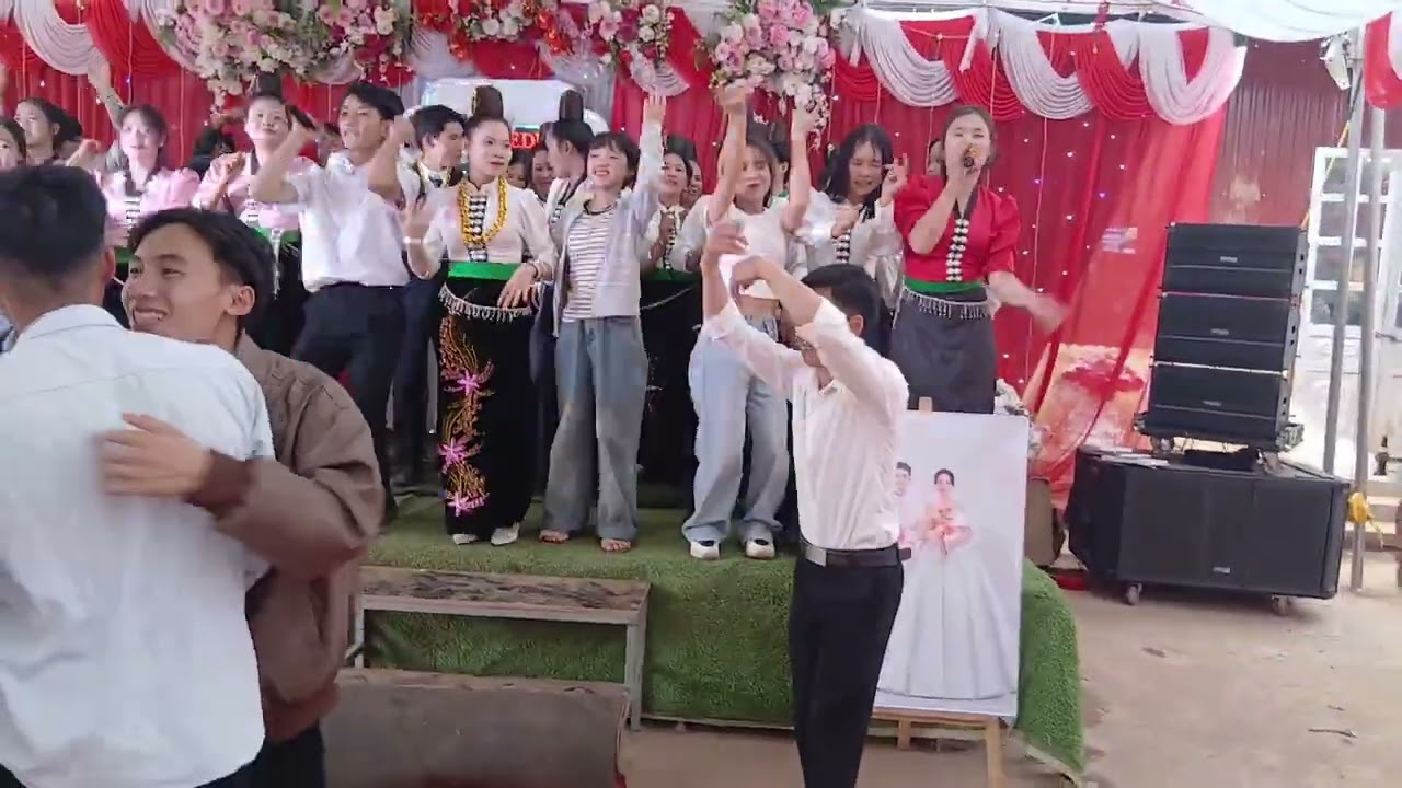 Hôm nay đi đám cưới nằm cuổi  cũng đông vui mơi pi nong tỏn Le nơ pứng nong ơi  na hùa 