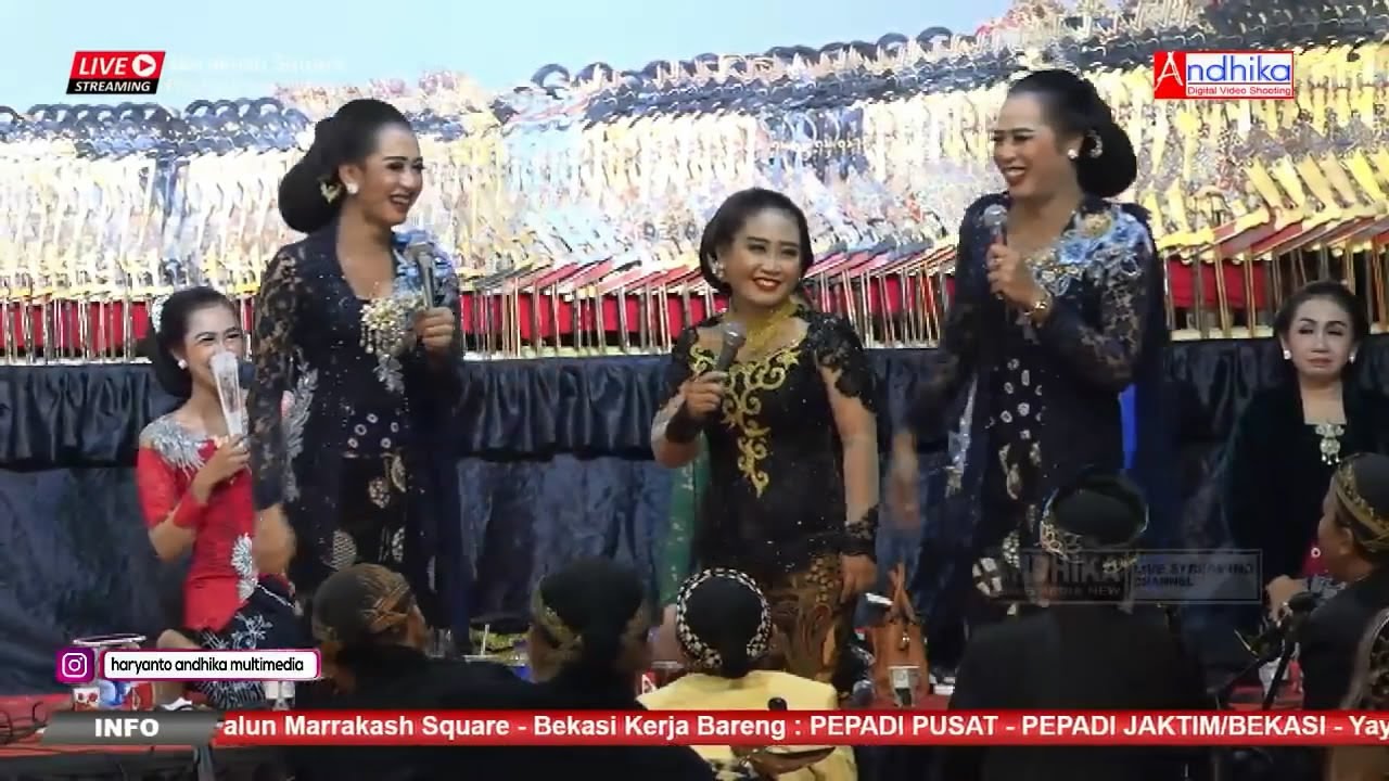 Wayang Kulit di Alun2 Marakash. Ki Mulyono PW - Apri Mimin Eka Uget2 dkk. 