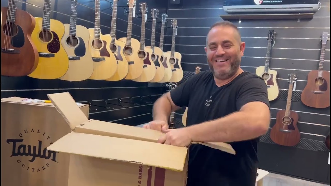 מרכז הגיטרות של אבי גיל - משלוח חדש וענק