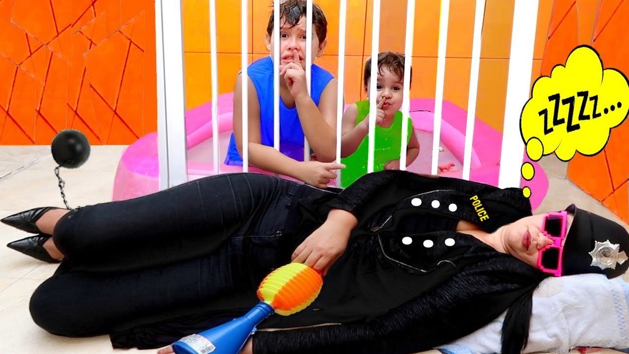 Mamãe finge brincar de ser POLICIAL e ensina Novas REGRAS DE CONDUTA NA PISCINA