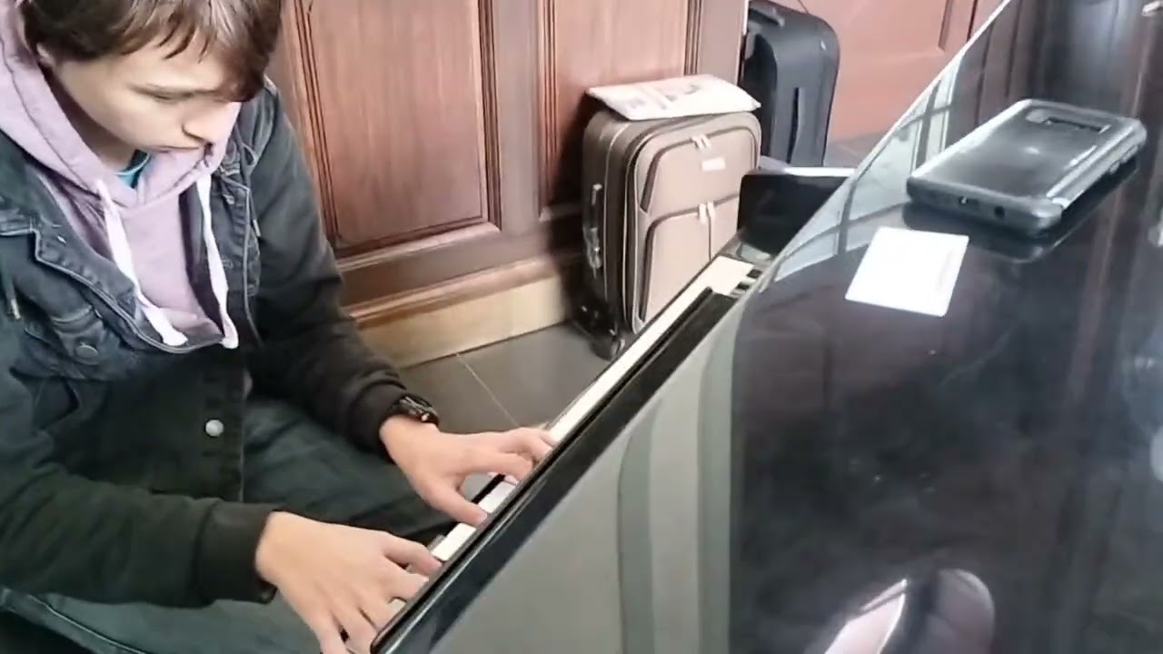 Amelie a vasútállomáson - Pécs, Street piano