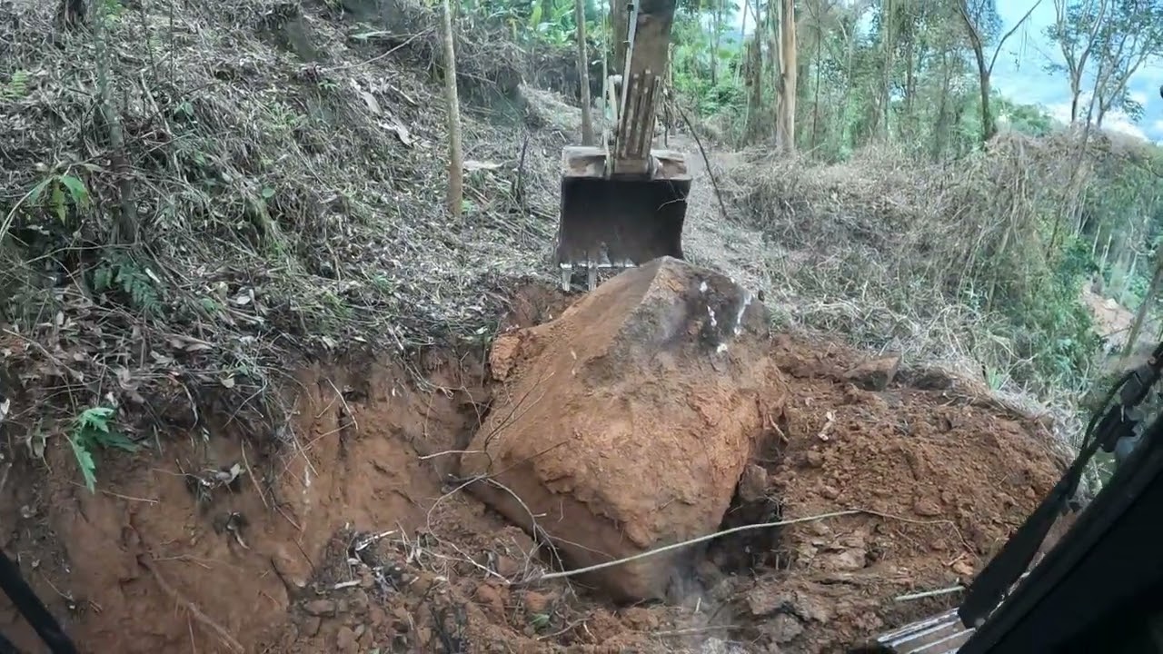 Escavadeira continuando a abrir estrada QUEBREI UM DENTE DE NOVO P2 😤