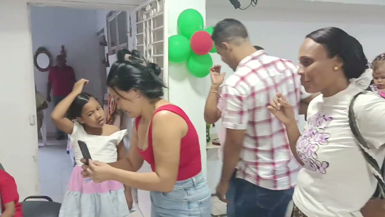 Los niños de la iglesia cantan 