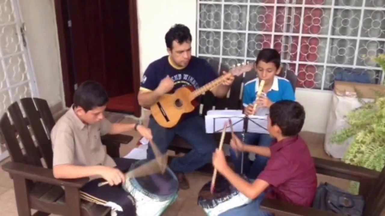 Fuego al cañón y tambor echo con reciclaje.