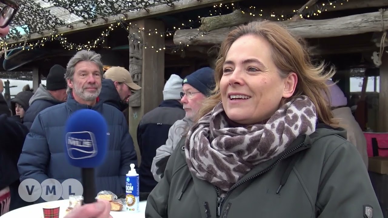 Tientallen mensen trotseren ijskoud water bij nieuwjaarsduik | VMLNieuws