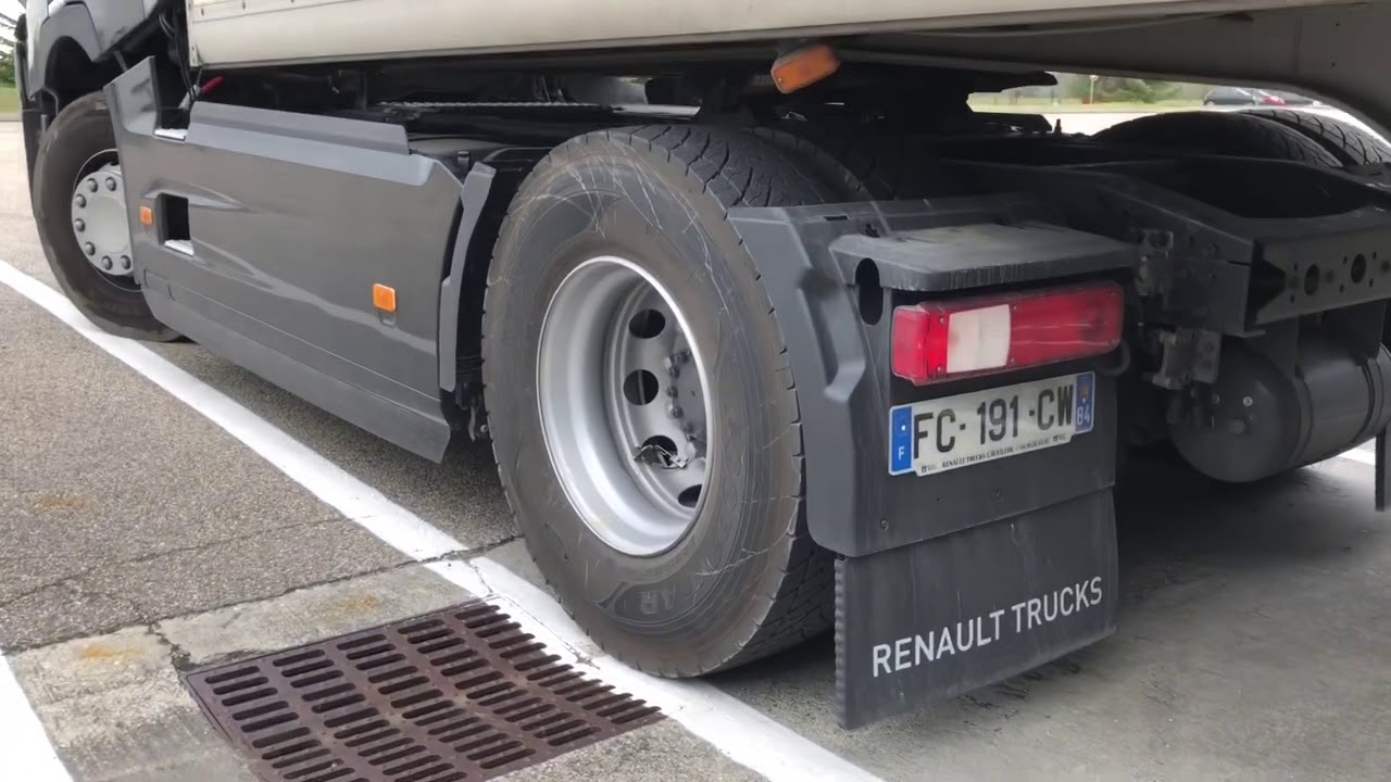 ‏بعض توضيحات سائق الشاحنة(camion Renault مع الرجوع  إلى الخلف