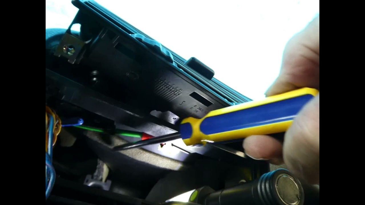 BMW E36  centre air vent removal & replacement