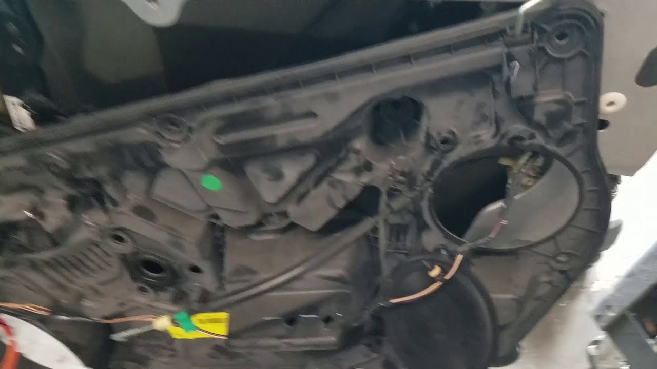 Замена стеклоподъемника Dodge Avenger 2008 года.