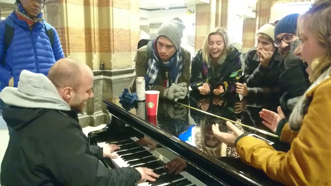 Spread your wings (Queen) @ Amsterdam Centraal