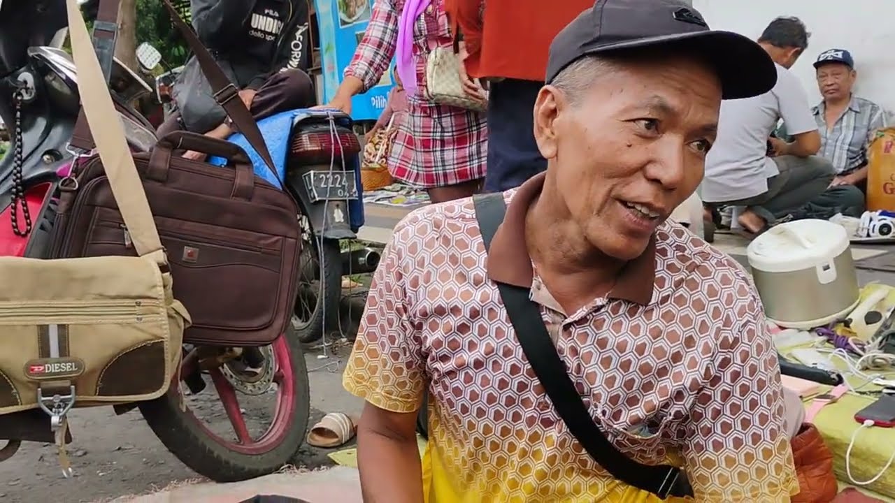 Menjelang PUASA Lapak TAS di Pasar Maling Surabaya dipenuhi Pengunjung.