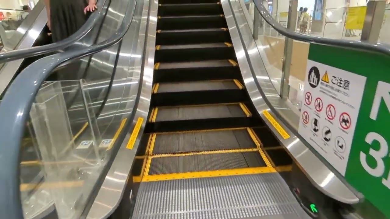 ららぽーと湘南平塚　エスカレーター