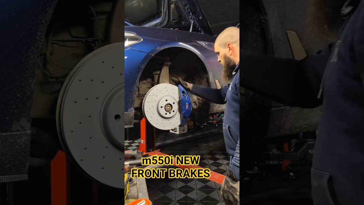 Работать с новыми автомобилями легко! Замена переднего тормоза BMW G30.