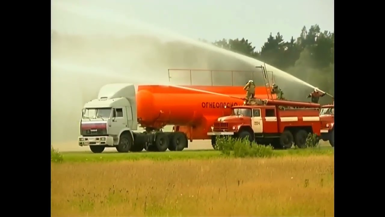 Дальнобойщики: Иваныч, смотри вот дают. как жуки по цистерне ползают