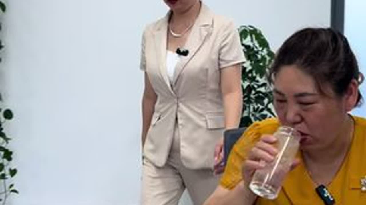 员工天天在公司啃馒头喝白开水，竟是工资被管理私自克扣#正能量