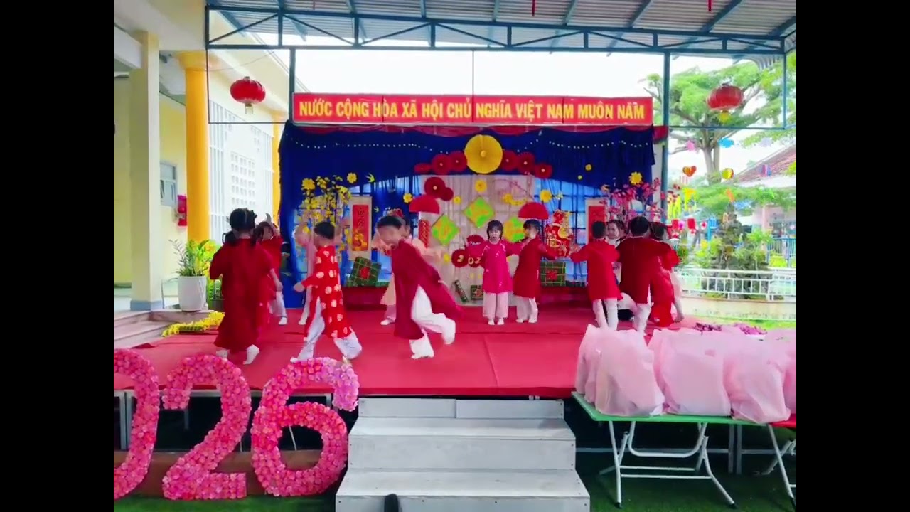 Múa: Liên khúc đón xuân, em chào tết