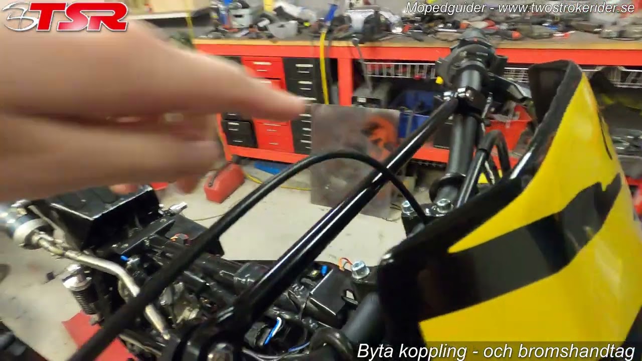 Rexxy visar hur man byter koppling- och bromsvajer, samt broms- och kopplingshandtag på en Honda MT5