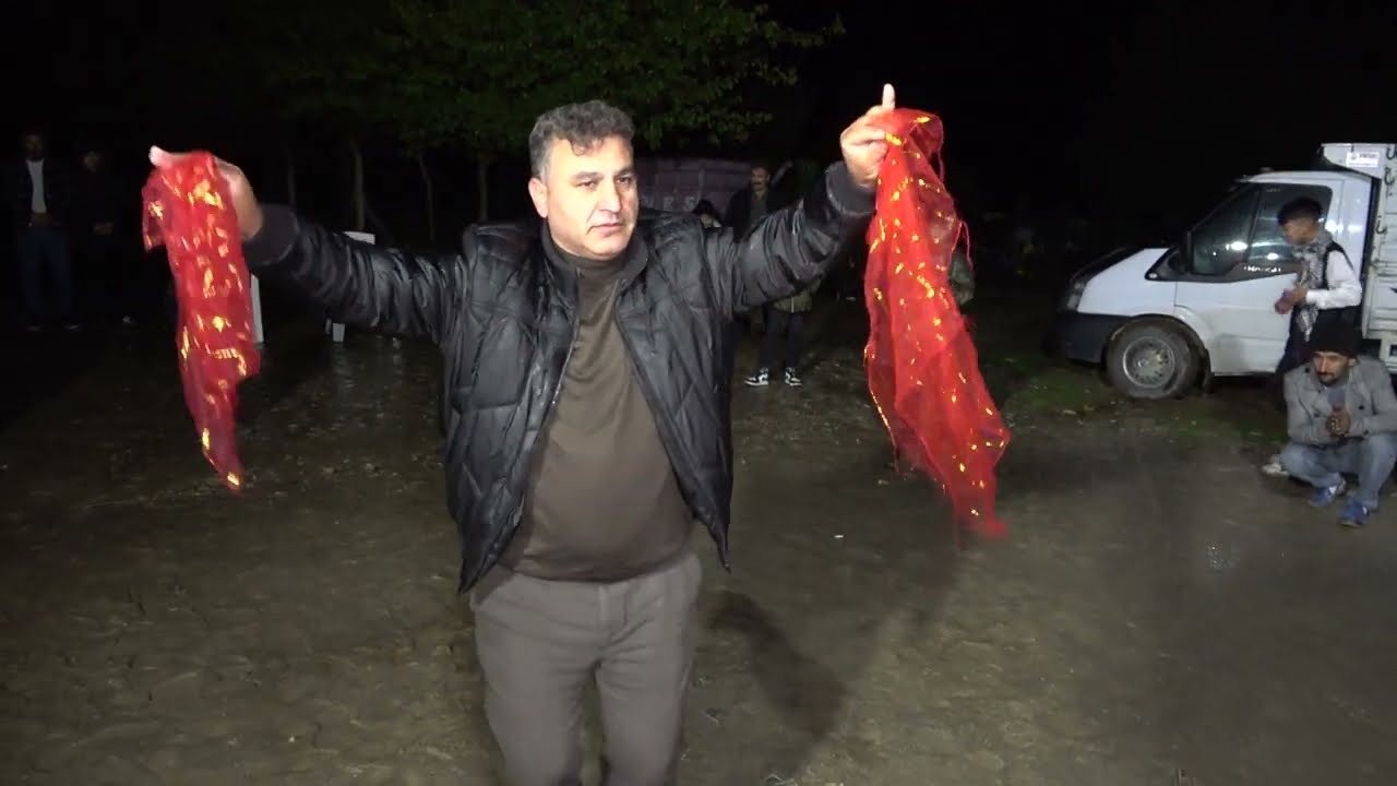 Silvanlı Emre çalıyor eski govendcilerden Fesih oynuyor